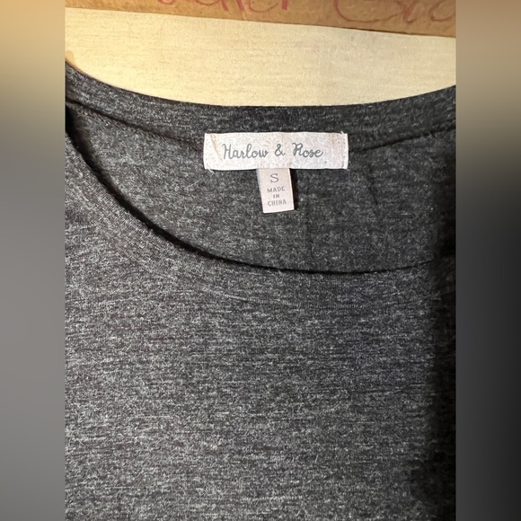 🛍️HARLOW & ROSE Gray embroidered balloon sleeve blouse size S. - Picture 9 of 12